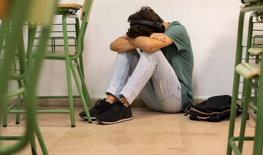 Adolescente solo y llorando.