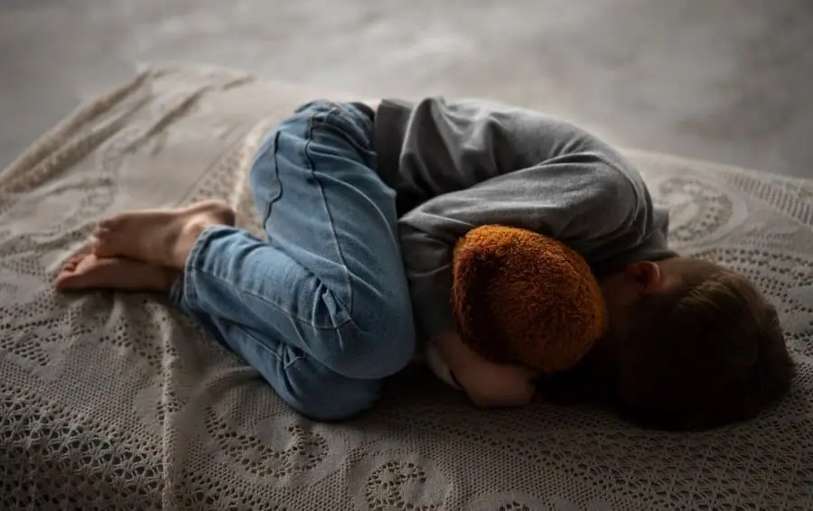 Niño maltratado con miedo.
